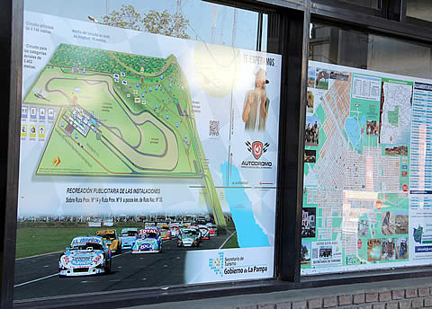 La SecTur promociona el autódromo con planos en los accesos a la ciudad