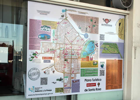 La SecTur promociona el autódromo con planos en los accesos a la ciudad