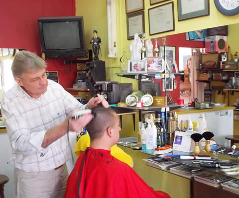 Carlos Alberto Schwalier, un pionero de la profesión, en su peluquería de la calle Hilario Lagos.