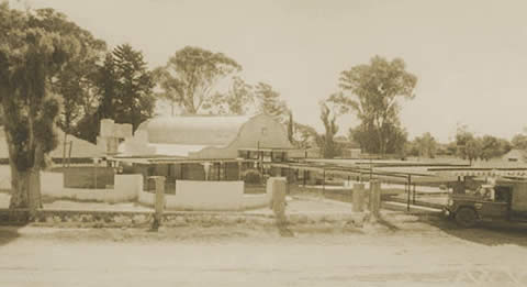 Foto antigua del ingreso central de la Agrícola, cuando aún la colectora de la Av. Spinetto era de tierra.