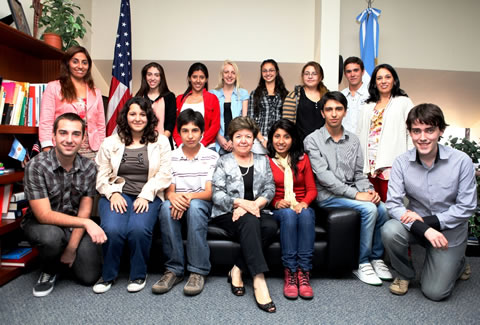 La Embajadora Vilma Martinez junto a todos los participantes del programa Jóvenes Embajadores 2013.