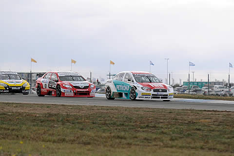 Rossi al frente (Toyota Corolla) con Ardusso detrás (Fiat Línea).