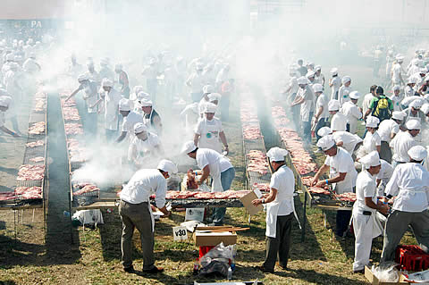 FOTO: "El asado más grande del mundo" en Uruguay
